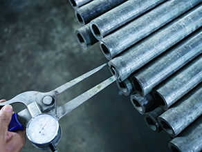 "Étiré à froid" vs. Tubes en acier sans soudure «laminés à chaud» : différences intuitives de Performance et d’apparence